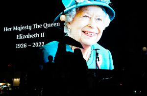 法總統府降半旗悼英女王　艾菲爾鐵塔暫停閃爍