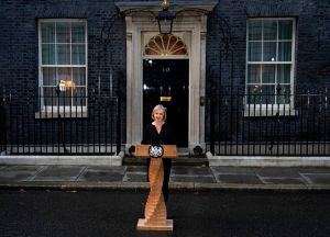 ▲英國新任首相特拉斯今在唐寧街10號外哀悼女王逝世，兩天前她才接受女王伊麗莎白二世任命正式成為首相。（圖／美聯社／達志影像）