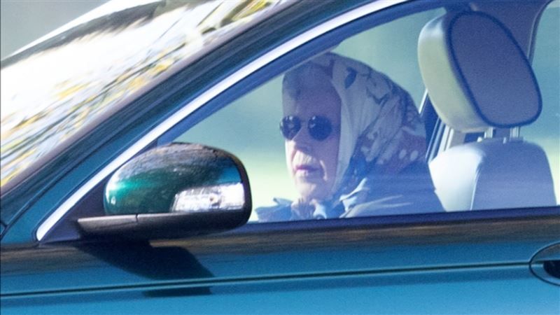 英國女王去年開車兜風英姿被拍下！唯一「合法」無照駕駛
