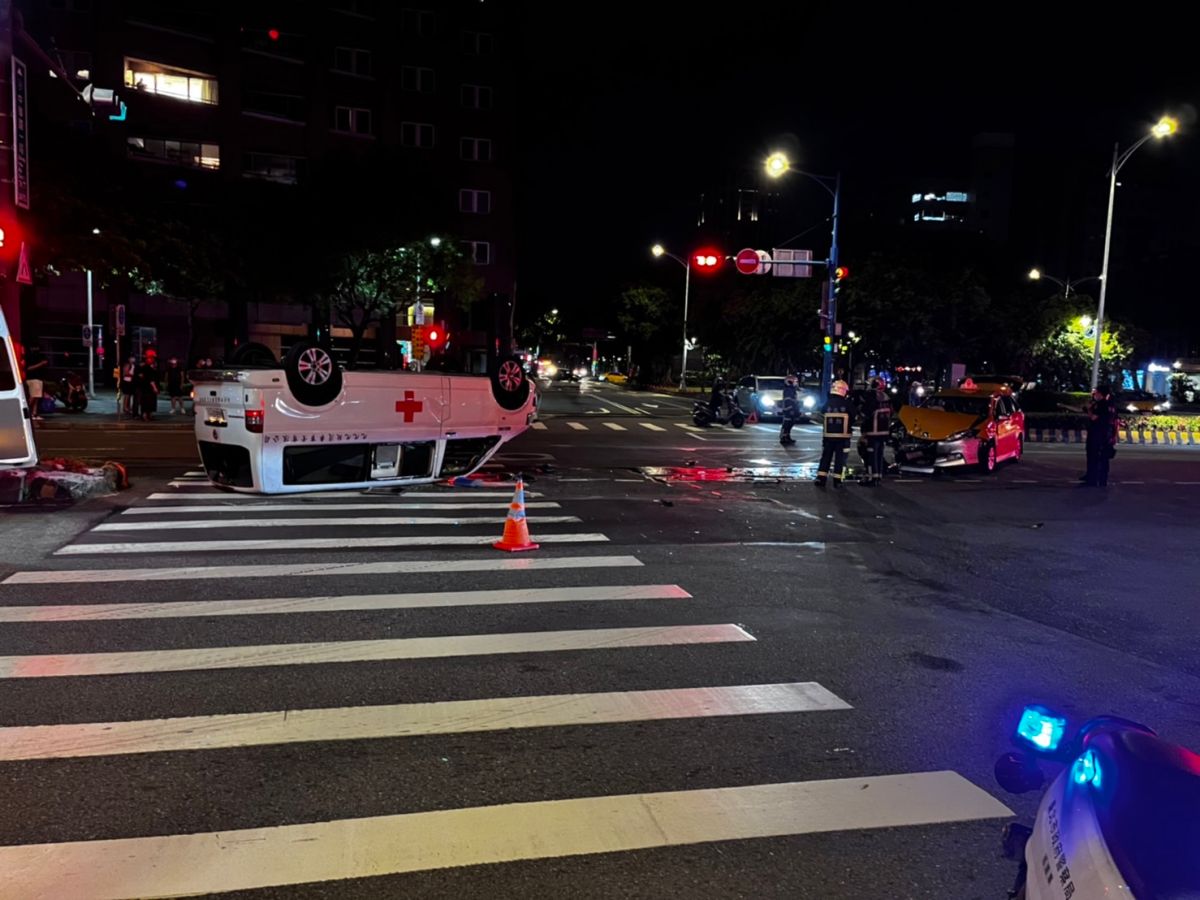 ▲當時一輛救護車行經路口時，意外遭到計程車攔腰撞上，導致救護車當場翻覆，駕駛、護理師也一度受困車內。（圖／翻攝畫面）
