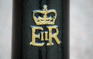 ▲幾乎所有郵筒都印有伊莉莎白二世的密碼「EIIR」，雖在她離世之後，官方沒有直接更換的打算，但新製作的郵筒將換為新國王的密碼。（示意圖／取自Pixabay）