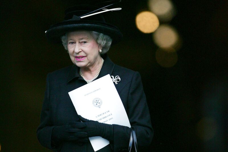 ▲英國在位最久的君主伊麗莎白二世（Queen Elizabeth II）今天辭世，享耆壽96歲。世界各地的音樂界、演藝界名人紛紛表達他們對女王的悼念和致敬。（圖／美聯社／達志影像）