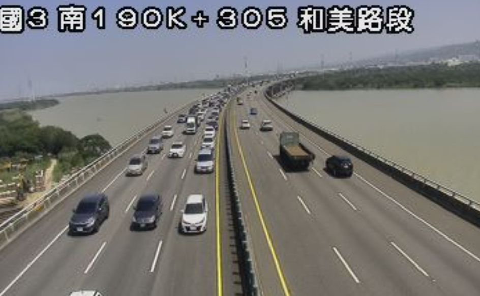 ▲據悉，現場共有3輛自小客車發生碰撞，造成該處回堵至龍井路段，約9公里長。（圖／國道即時路況）