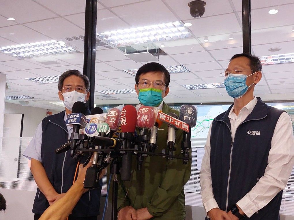 ▲交通部長王國材今（9）日上午到高公局北區交通控制中心視察國道疏運情形，呼籲用路人改走西濱快速道路分散車流。（圖／交通部提供）