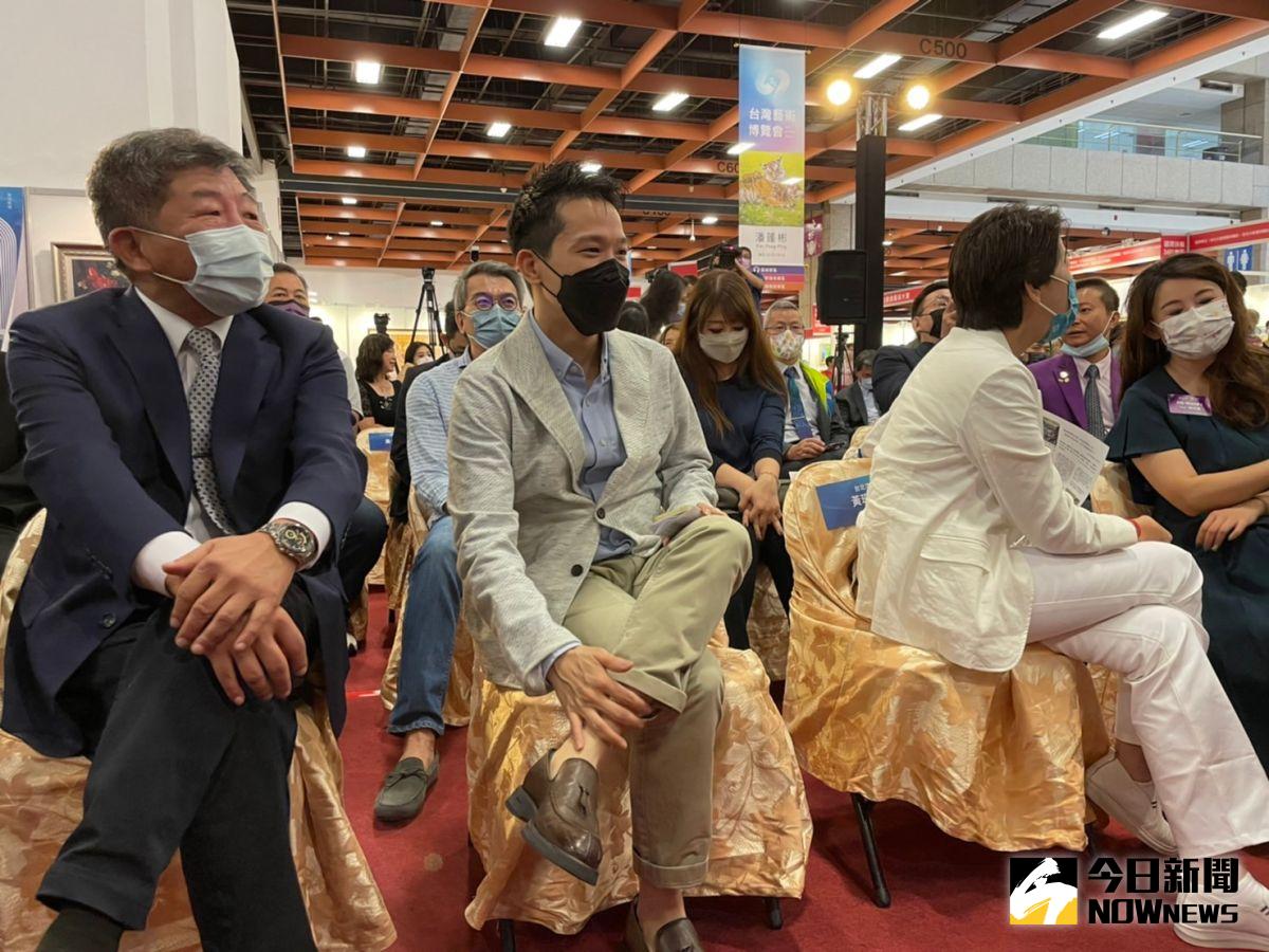 ▲在與陳時中同台過程中，黃珊珊多數時間側坐背對。（圖／記者黃宣尹攝，2022.09.09）