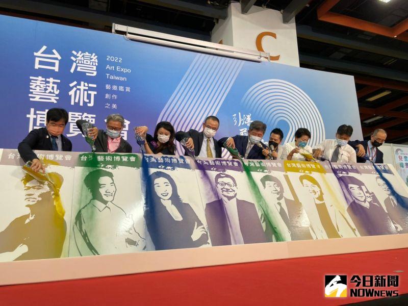 ▲陳時中與黃珊珊同台創作沙畫。(圖/記者黃宣尹攝,2022.09.09)