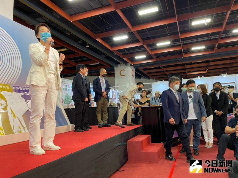 ▲黃珊珊致詞時,陳時中走下舞台避免模糊焦點。(圖/記者黃宣尹攝,2022.09.09)