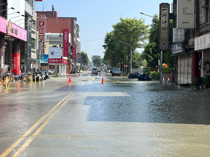 8萬戶無預警大停水！苗栗自來水爆管　柏油路面泥水四溢
