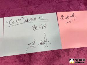▲何志偉簽名時，特別在陳時中的簽名旁邊寫下「Taipei's準市長」。（圖／記者黃宣尹攝，2022.09.09）