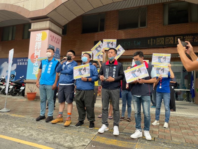 ▲台灣基進今（9）日早上在國民黨高雄市黨部、柯志恩競選總部前，向國民黨市長候選人柯志恩遞交「捍衛台灣 絕不投降 承諾書」，國民黨也在黨部前舉牌反擊。（圖／國民黨高雄市黨部提供）