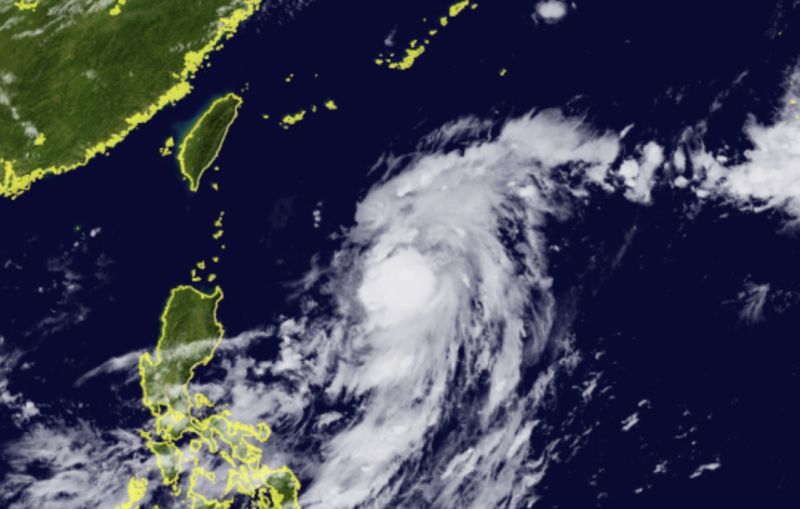 ▲梅花最靠近台灣的距離應該會落在下週二、三（9/13、9/14），不過中秋連假最後一天（9/11），外圍環流就會影響台灣，北部、東北部地區會有明顯降雨的情況。（圖／翻攝自向日葵8號衛星）