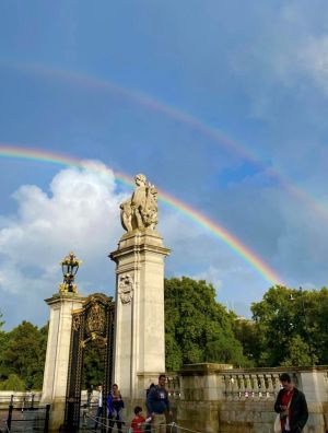 ▲許多民眾在英國女王辭世前，在白金漢宮外拍攝到兩道巨大彩虹。（圖／Twitter：nikochanuk）
