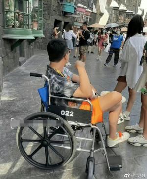 ▲王思聰坐在輪椅上，讓人猜想他是不是腳受傷了。（圖／翻攝自寶八姨微博）