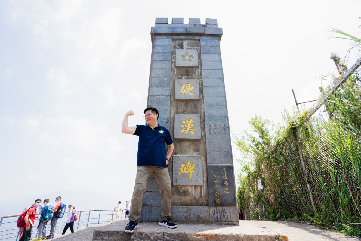 ▲林佳龍偕同老友及同黨市議員候選人一同登觀音山硬漢嶺健行，表示一起登高望遠做個「硬漢市長」。（圖 ／林佳龍競選辦公室提供）