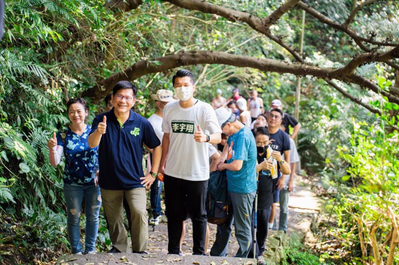 林佳龍偕同老友及同黨市議員候選人一同登觀音山硬漢嶺健行，表示一起登高望遠做個「硬漢市長」。（圖 ／林佳龍競選辦公室提供）