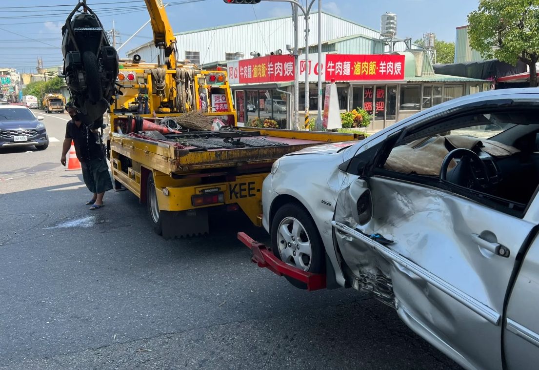 ▲霧峰吳姓男子（62歲）酒駕開車，開到四德路時闖紅燈，高速撞上官姓機車騎士（18歲），警消獲報趕抵現場，官男重傷多處擦挫傷，已經失去生命跡象（圖／翻攝畫面）