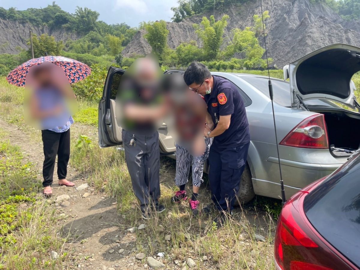 ▲燕巢分駐所日前接獲報案，4名年齡加起來高達322歲的長者受困轄區三八嶺惡地，警方立即前往助4長者平安脫困。(圖／燕巢分駐所提供)