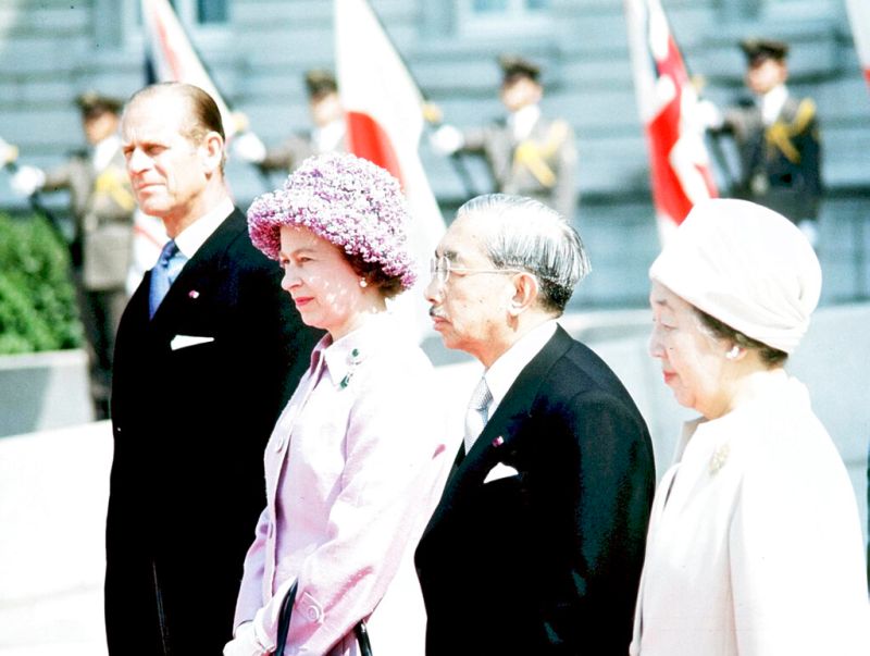 ▲英國女王伊麗莎白二世1953年加冕典禮時，日本皇太子明仁出席祝賀，而英日皇室的交流有助於兩國和解。圖為英國女王伊莉莎白二世1975年造訪日本。（圖／美聯社／達志影像）