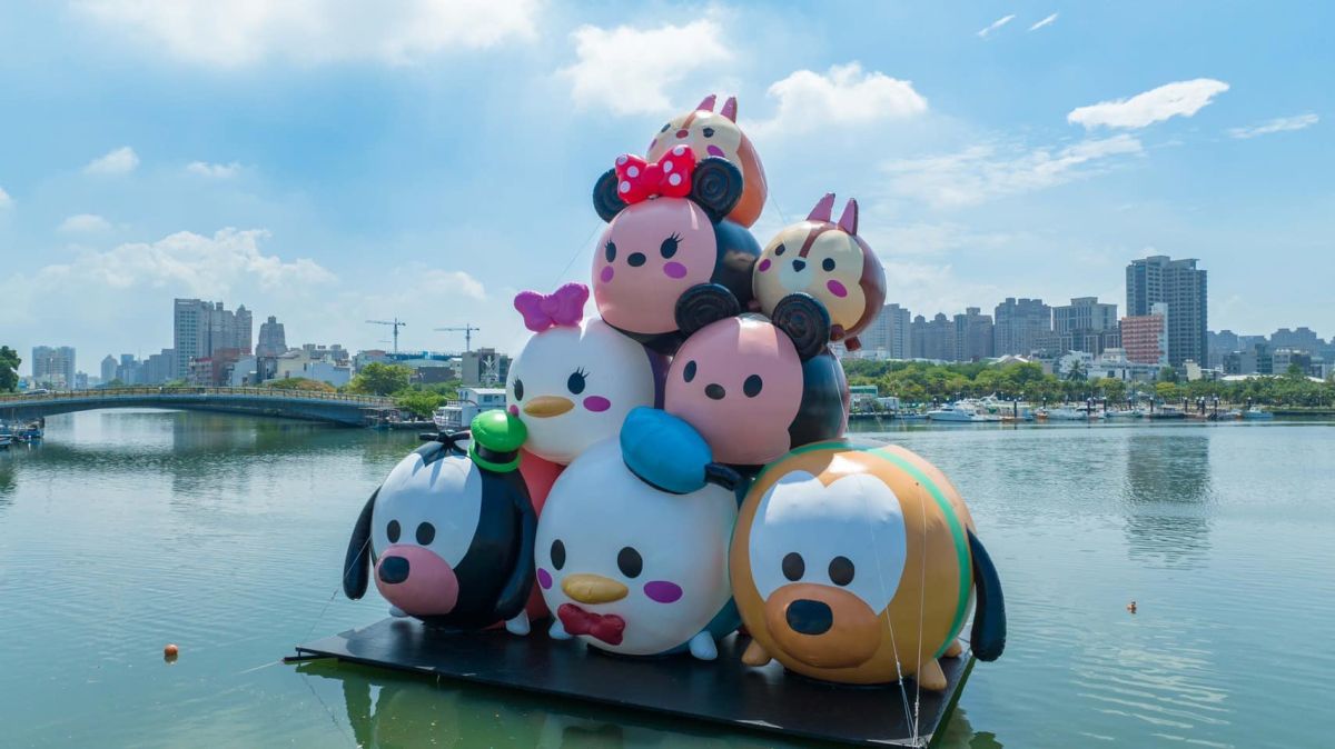 ▲15公尺巨型Tsum Tsum水上氣球降臨安平碼頭。（圖／迪士尼台灣FB）