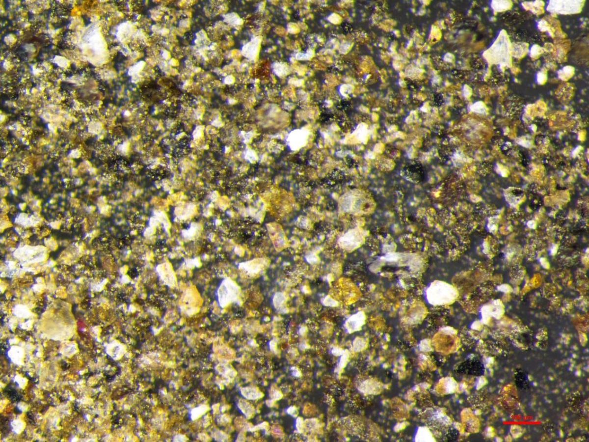 ▲中國科學家首次在月球發現新礦物命名為「嫦娥石」。圖為月球樣本顯微鏡照片。（圖／翻攝自央視新聞）