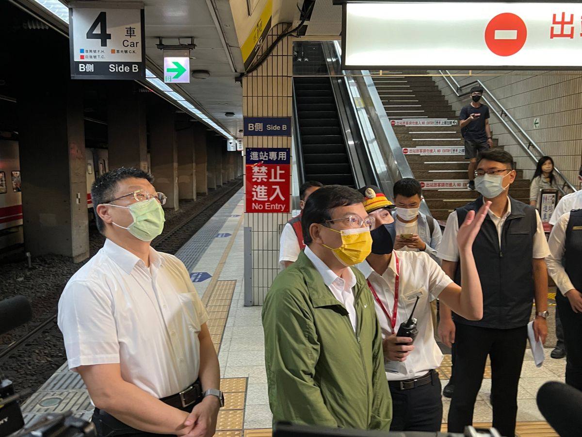 ▲交通部長王國材（中）今（9）日上午才視察台鐵，豈料下午台鐵又出包。（資料圖／台鐵局提供）