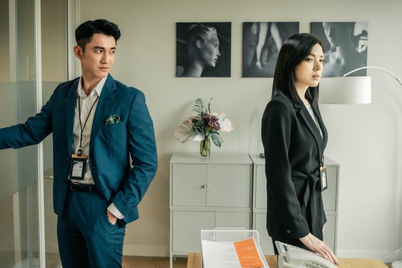 ▲《她和她的她》中許瑋甯（右）飾演的林晨曦在辦公室被吳慷仁（左）飾演的杜駿儒欺負，是典型的職場性騷擾情節。（圖／Netflix）