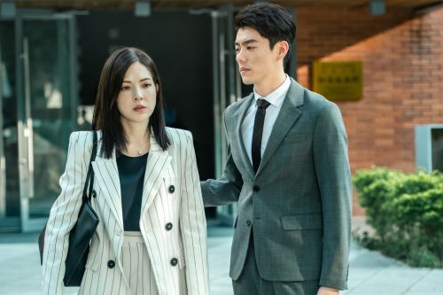 ▲李程彬(右)在《她和她的她》一人分飾兩角。(圖/Netflix) ▲許瑋甯(左)和李程彬都憑《她和她的她》入圍本屆金鐘。(圖/Netflix)