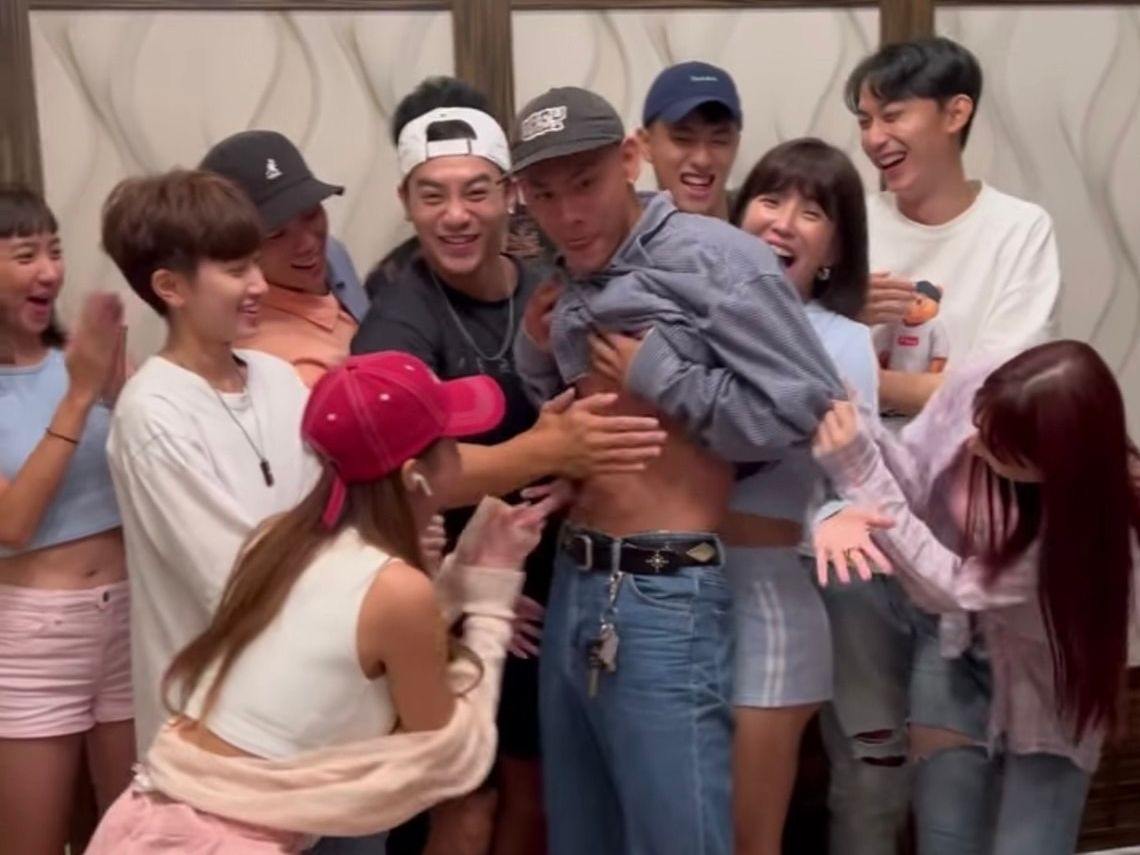 ▲各務孝太（右）掀衣露出養眼腹肌。（圖／翻攝黃隊IG）