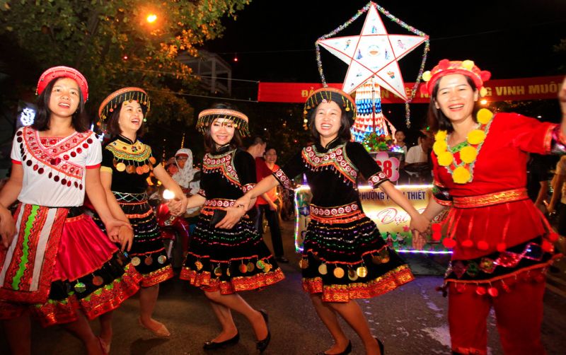 越南宣光花燈遊行慶中秋　民眾朝聖脫口罩成流行
