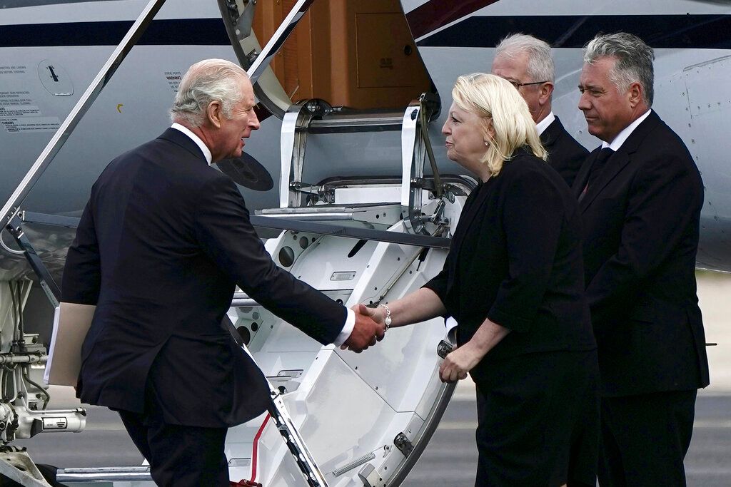 ▲英國女王伊麗莎白二世在蘇格蘭去世後，繼任的英國國王查爾斯三世（左）稍早離開機場，預計趕回倫敦召開登基會議並以元首身分發表首次演說。（圖／美聯社／達志影像）