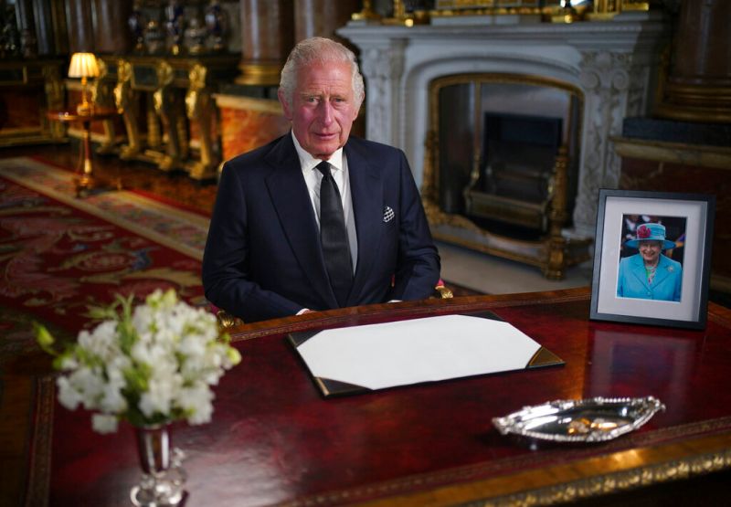滿滿致敬！英國新王查爾斯首次演說　背景藏玄機緬懷女王
