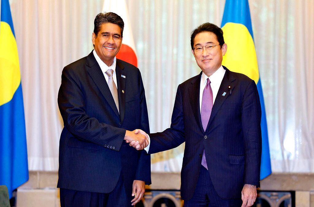 ▲日相岸田文雄（右）9日在首相官邸與來訪的帛琉總統惠恕仁（左）會談，兩人都反對中國試圖以武力片面改變現狀，且強調台灣海峽和平穩定的重要性。（圖／美聯社／達志影像）