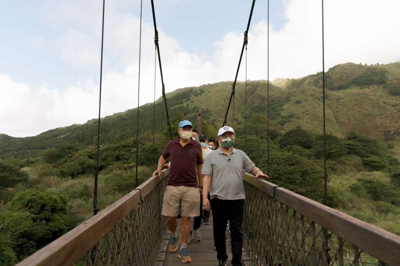 ▲陳時中與謝金河一起爬陽明山,2人相談甚歡,暢談「綠色台北」願景。(圖/陳時中辦公室提供)