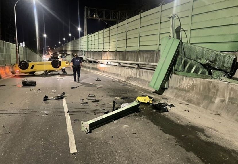 ▲台北市一名程姓男子（33歲），酒後開著一輛要價348萬的黃色保時捷718 Cayman，意外失控撞上護欄翻覆。（圖／翻攝畫面）