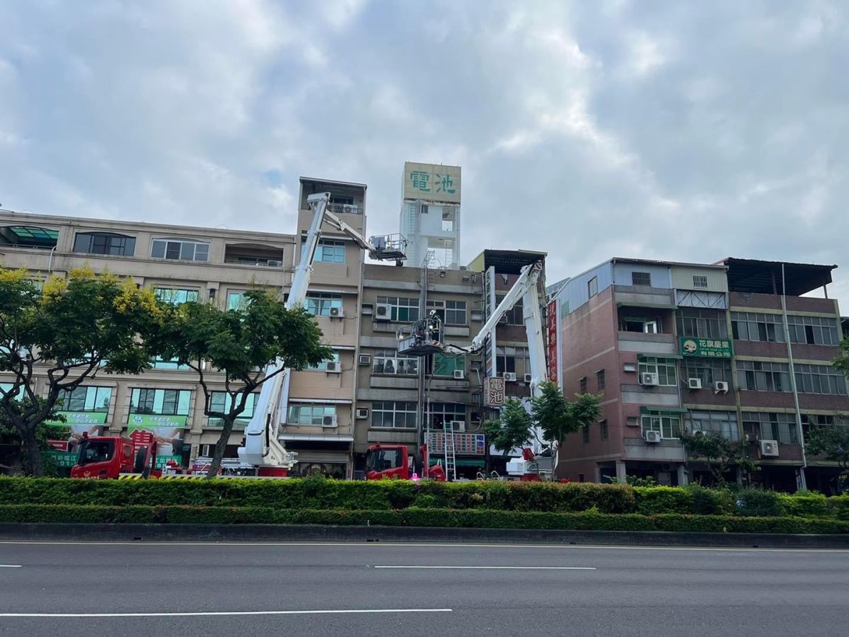 ▲消防人員使用雲梯車從2樓破窗進入，總算找到受困的夫妻，但2人意識呈現昏迷，送醫搶救仍不治。（圖／記者爆料網）