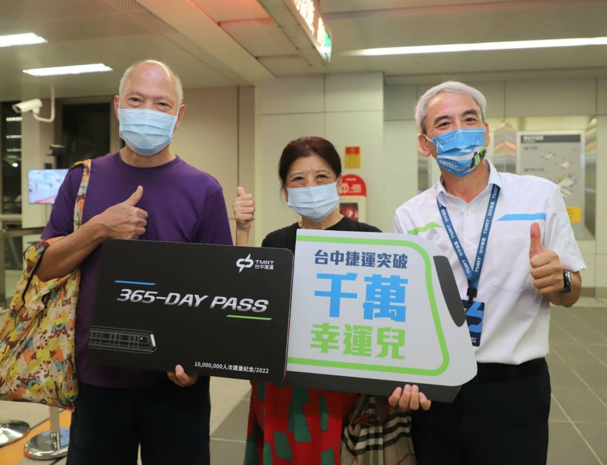 ▲台中捷運累計運量突破千萬人次，中捷運公司董事長林志盈親自迎接，致贈中捷特製365天無限搭乘—尊榮黑鑽卡(圖／中捷運公司提供2022.9.9)