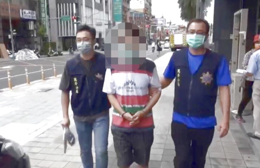 ▲中秋想販毒撈一票！男怕黑吃黑買槍防身，躲旅館熟睡被逮。（圖／翻攝畫面）