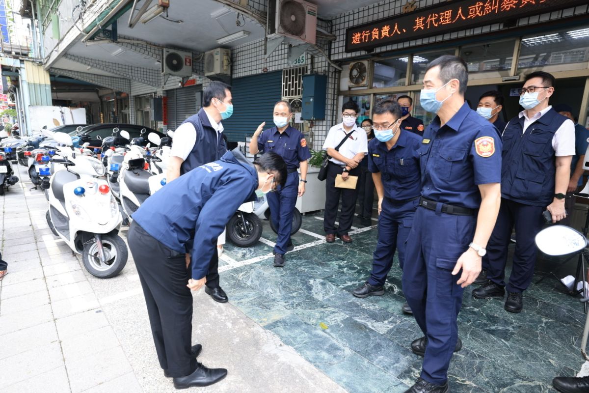 ▲高雄市長陳其邁今天到小港漢民路派出所，向執勤的警察基層同仁致贈秋節慰勞品及加菜金，也代表市民、市府深深一鞠躬感謝警消人員。（圖／高市府提供）
