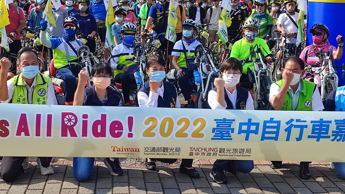 ▲中市自行車嘉年華今早在客家文化園區，由觀旅局長韓育琪鳴槍開騎，逾500車友參加。（圖／讀者提供）