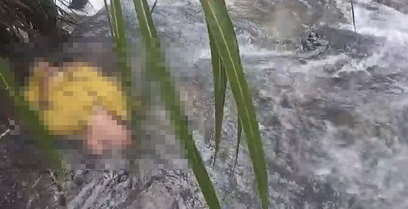 ▲南投縣消防局獲報搜救，下午2點發現黃姓山友疑似墜落300公尺深溪谷，以垂降方式下溪谷，發現他頭顱破裂已無生命跡象，正設法將人救出。（圖／翻攝畫面）