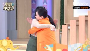 ▲徐媽和小S擁抱，讓觀眾非常感動。（圖／翻攝《MyViedo》YouTube頻道）