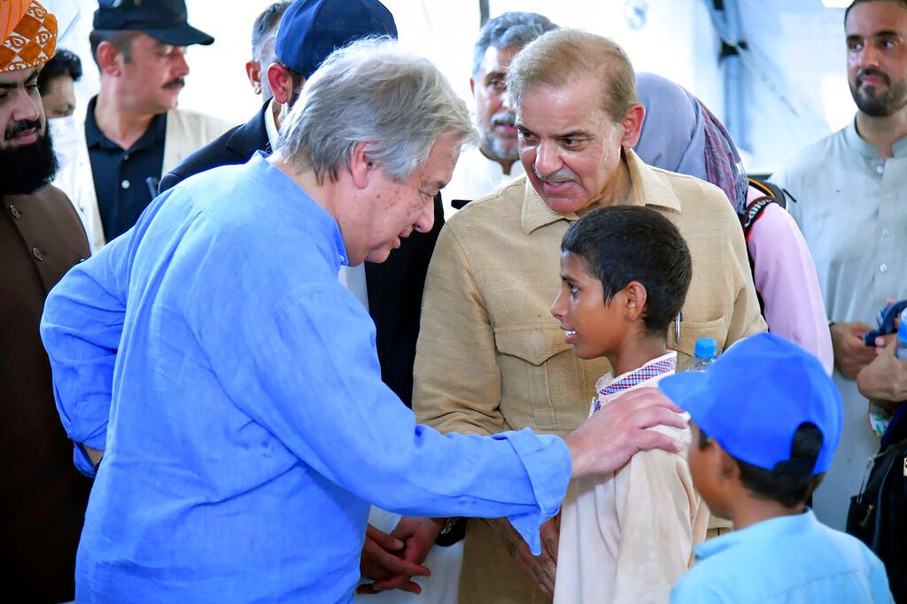 ▲聯合國秘書長古特瑞斯在走訪巴基斯坦因氣候變遷而受洪水肆虐的地區後表示，開發中國家正在為全世界對化石燃料的依賴，付出「可怕的代價」。（圖／美聯社／達志影像）