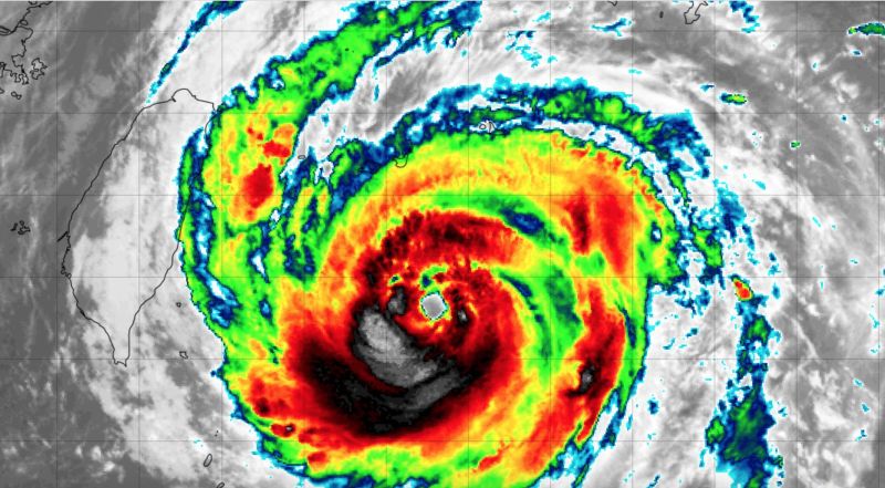 ▲中颱梅花在今日上午已經可以看見清晰的颱風眼，威力相當驚人。（圖／翻攝自tropicaltidbits）