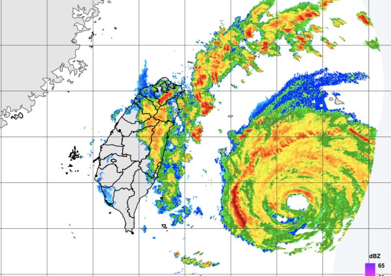 ▲從氣象局雷達觀測可以清楚看見中度颱風梅花的颱風眼，氣象局預估，未來幾天梅花颱風北上過程中，大致會維持中度颱風強度通過。（圖／翻攝中央氣象局官網）