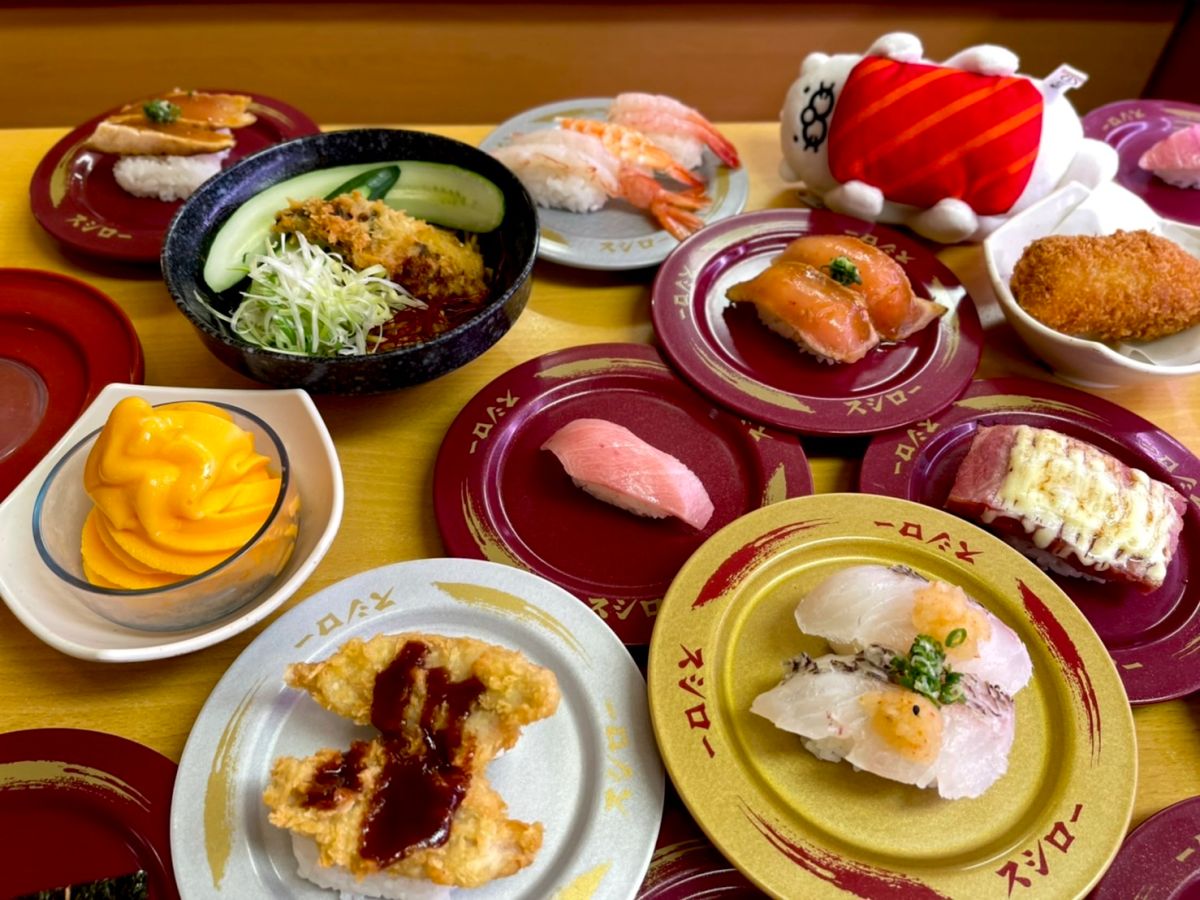 ▲壽司郎兔年推出「新春大滿貫」外送套餐，一次爽吃10款人氣握壽司。業者更曝光「外送排行榜TOP 5」，除了豐富生魚片握壽司套餐霸榜外，竟有「2寶藏」副食「叉燒豚骨拉麵」及「炸蝦烏龍麵」擠進前五名，悄悄公開內行老饕必點吃超飽的隱藏版菜單。 （圖／壽司郎提供）