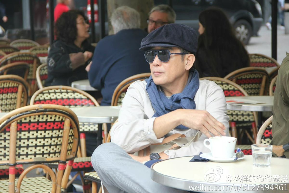 ▲76歲男神秦漢被捕獲在球場跟年輕人鬥牛。（圖／翻攝秦漢微博）