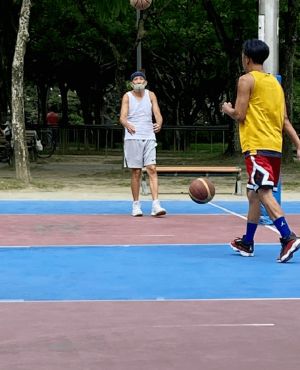 ▲76歲秦漢（左）在球場打球，身形略顯消瘦。（圖／翻攝網易）