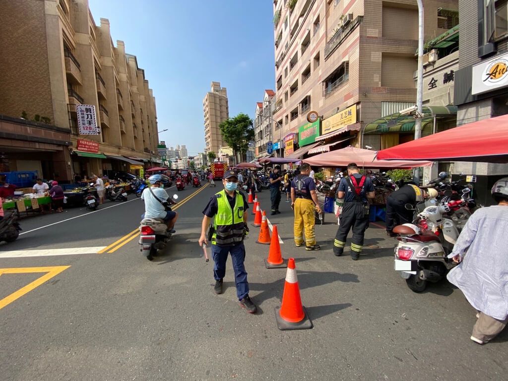 ▲高雄市三民區鼎新路今天上午8時10分左右疑似飄出瓦斯味，經高雄市環保局採空氣樣品化驗分析後，發現異味成分有高碳素烷類，研判可能是溶劑或燃料油。（圖／民眾提供 中央社記者曾以寧傳真 111年9月11日）