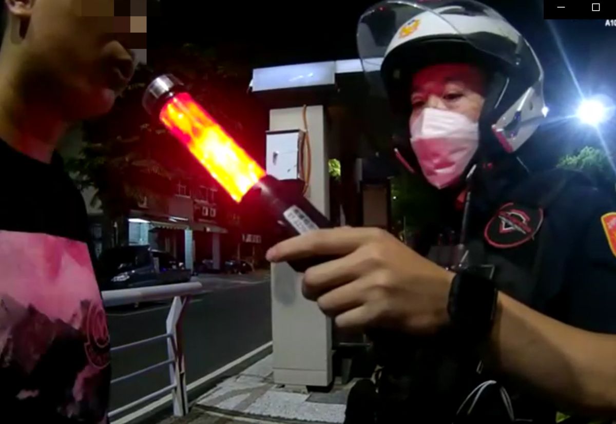 ▲高雄市一名男子10日凌晨在市區不僅酒後飆速還闖紅燈，轄區鼓山分局龍華派出所巡邏員警，除當場上銬逮捕送辦外。另外開出闖紅燈等6張罰單。(圖／記者郭凱杰翻攝)