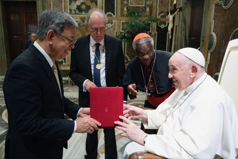 教宗3度見陳建仁　笑稱「我認識他，台灣前副總統」　
